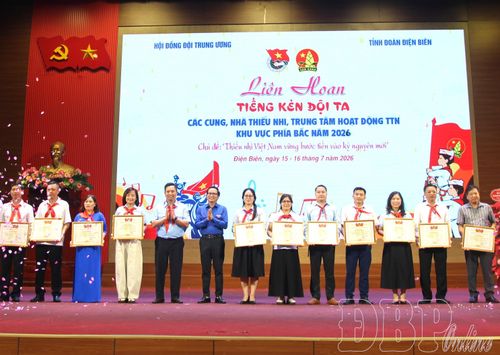 Hội đồng Đội Trung ương trao Bằng khen cho các đơn vị tham gia liên hoan.
