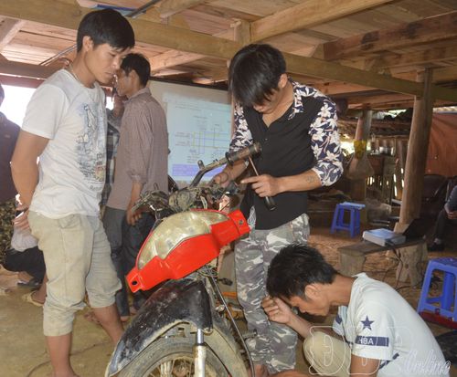 Người dân tham gia học lớp sửa chữa xe máy.