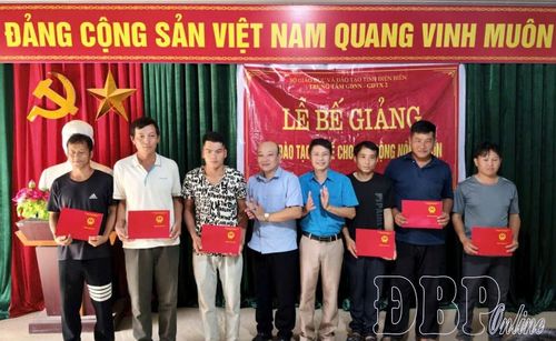 Đại diện lãnh đạo Trung tâm Giáo dục nghề nghiệp - Giáo dục thường xuyên 2 trao chứng chỉ cho các học viên tại xã Pú Nhung. Ảnh CTV.