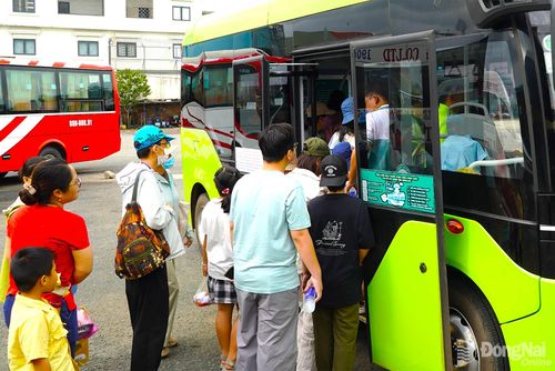 Người dân đi tuyến xe buýt điện số 9 tại Bến xe Biên Hòa.