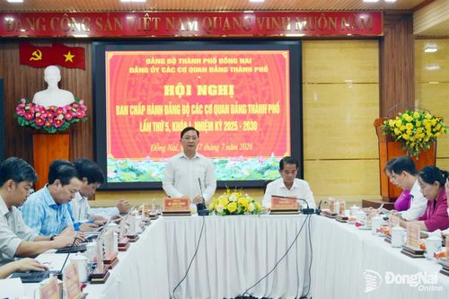 Đồng chí Hà Anh Dũng, Ủy viên Ban Thường vụ Thành ủy, Phó Chủ tịch Thường trực Ủy ban MTTQ Việt Nam thành phố, Phó Bí thư Thường trực Đảng ủy các cơ quan Đảng thành phố phát biểu tại hội nghị. Ảnh: Phương Hằng