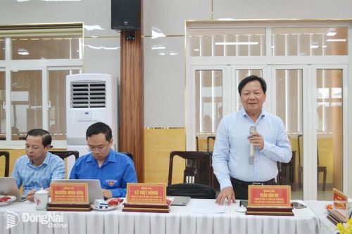 Thành ủy viên, Phó Chủ tịch HĐND thành phố Trần Văn Mi phát biểu tại hội nghị. Ảnh: Phương Hằng