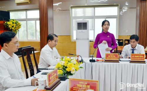 Thành ủy viên, Phó Trưởng ban Thường trực Ban Tổ chức Thành ủy, Trưởng ban Xây dựng Đảng, Đảng ủy các cơ quan Đảng thành phố Bùi Thị Yến phát biểu tại hội nghị. Ảnh: Phương Hằng
