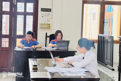 Đại diện Viện kiểm sát nhân dân thành phố Đồng Nai thực hành quyền công tố tại phiên tòa xét xử. Ảnh: Tố Tâm