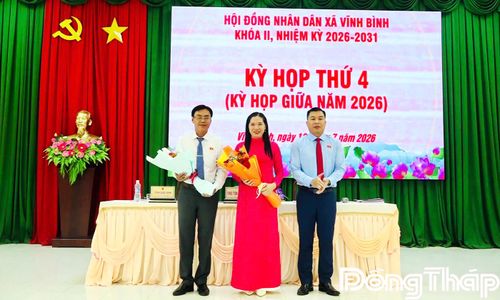 Đồng chí Trần Quốc Bình tặng hoa các Ủy viên UBND xã.