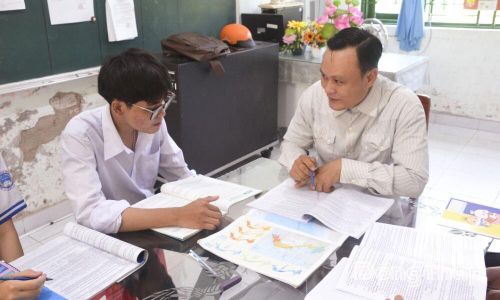 Thầy Phạm Văn Thông (bên phải) hướng dẫn Hữu Trí ôn luyện môn Địa lý trước các kỳ thi học sinh giỏi.