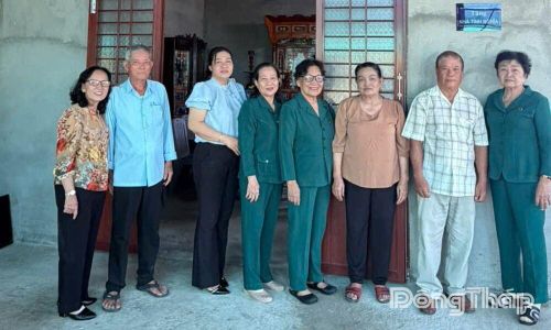 Cựu thanh niên xung phong Huỳnh Văn Hới (thứ 2 từ phải sang), ngụ ấp Thới An, xã Vĩnh Hựu được hỗ trợ xây dựng căn nhà mới, giúp gia đình ổn định cuộc sống.