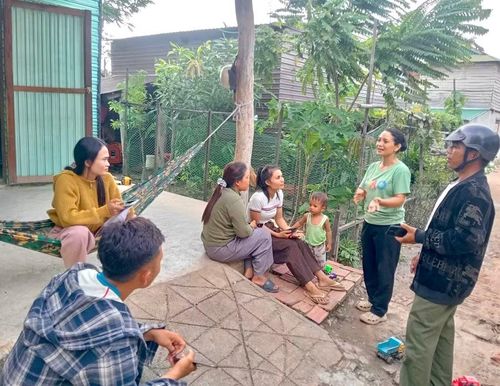 Bà Ksor Hoa (thứ 2 từ phải sang) - Trưởng thôn Chư Plah Jrai tuyên truyền, vận động người dân di dời đến khu tái định cư. Ảnh: P.D