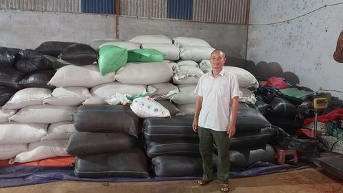 Ông Lê Hồng Thịnh bên kho nông sản thu mua từ người dân xã Gào và vùng lân cận. Ảnh: N.D