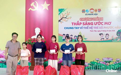 Nhà hảo tâm trao quà cho trẻ em xã Phước Hậu có hoàn cảnh khó khăn.