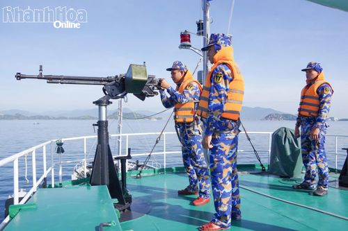 Cán bộ, chiến sĩ Trung đoàn 196 huấn luyện bắn súng.