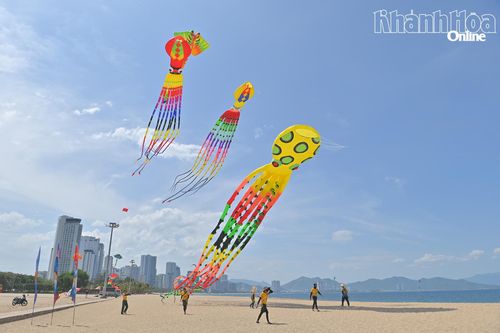 Những chiếc diều khổng lồ đủ kích thước, hình dáng, màu sắc rực rỡ tung bay trên bầu trời Nha Trang.