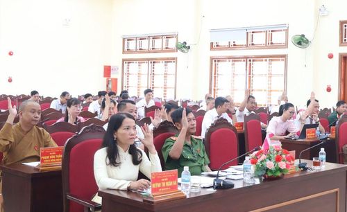 Các đại biểu biểu quyết tại kỳ họp.