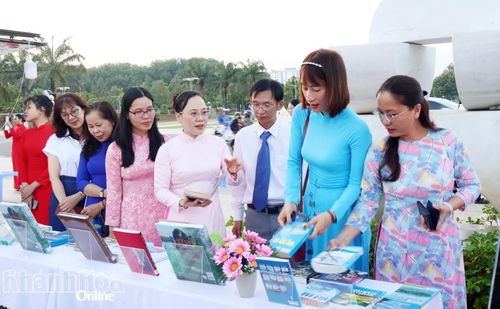 Các đại biểu tham quan không gian trưng bày.
