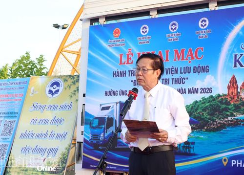 Lãnh đạo Thư viện tỉnh Khánh Hòa phát biểu tại lễ khai mạc.