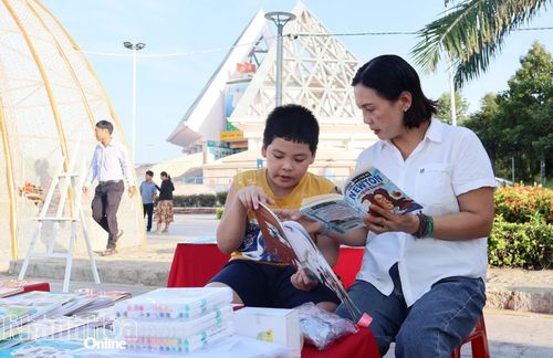 Bạn đọc trải nghiệm dịch vụ thư viện.