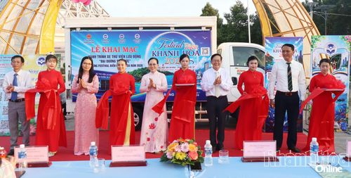 Các đại biểu cắt băng khai mạc Hành trình xe thư viện lưu động "Đại dương tri thức".