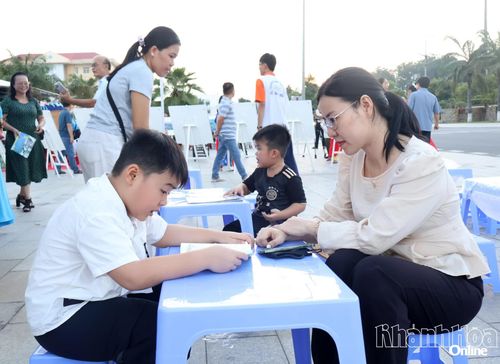 Bạn đọc trải nghiệm dịch vụ thư viện.