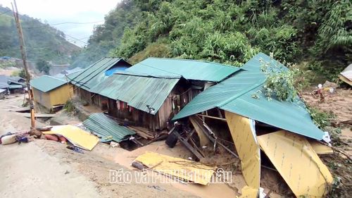 Lũ quét, sạt lở làm sập 4 nhà dân ở bản Xà Hồ.