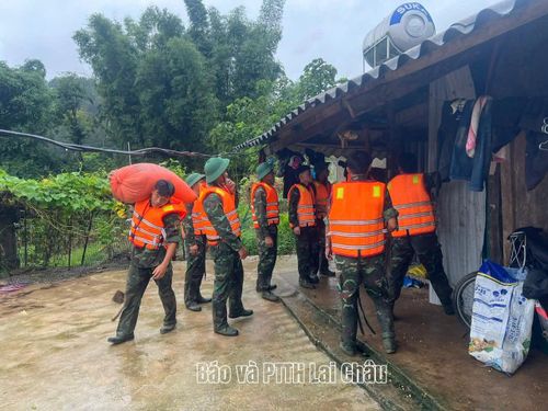 Lực lượng cán bộ, chiến sĩ Bộ CHQS tỉnh và dân quân cơ động 2 xã: Pắc Ta, Mường Than tham gia khắc phục hậu quả mua lũ tại Mường Than.