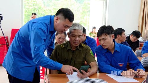 Đoàn viên, thanh niên hướng dẫn người dân xã Kiên Mộc thực hiện thủ tục hành chính trên môi trường điện tử