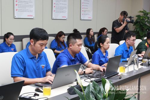 Đoàn viên, thanh niên thực hành ứng dụng trí tuệ nhân tạo để tạo ra các sản phẩm truyền thông