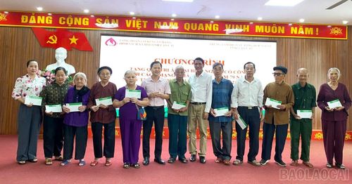 Đại diện Công đoàn cơ sở Ngân hàng Chính sách xã hội tỉnh, Trung tâm Dịch vụ tổng hợp Nội vụ tỉnh trao quà tri ân người có công với cách mạng.