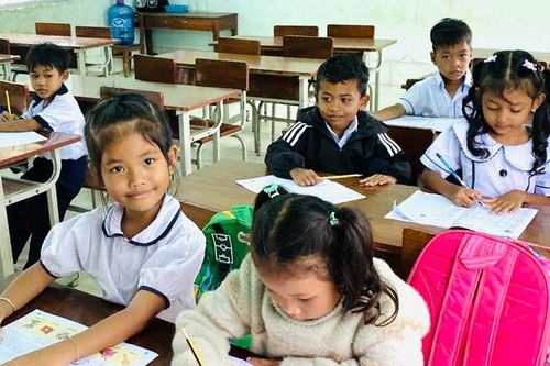 Tại Trường TH&amp;THCS La Dạ trẻ tham gia học tiếng Việt khá đầy đủ