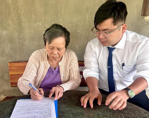 Cán bộ Trung tâm Phục vụ hành chính công phường Lang Biang - Đà Lạt đến tận nhà hỗ trợ bà Nguyễn Thị Chung hoàn thiện hồ sơ chứng thực chữ ký