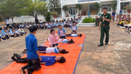 Các em thực hành sơ cứu người bị đuối nước