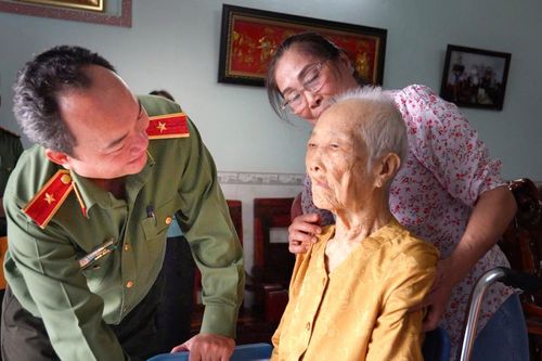 Thiếu tướng Trương Minh Đương - Giám đốc Công an tỉnh thăm hỏi động viên Mẹ Việt Nam Anh hùng Bùi Thị Xê. Ảnh: Lê Tiến