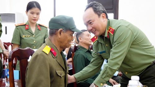 Thiếu tướng Trương Minh Đương ân cần thăm hỏi bệnh binh K'Chép, suy giảm 61% khả năng lao động, tại buổi gặp mặt, tri ân người có công - Ảnh Lê Tiến