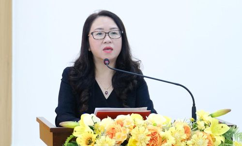 Đại diện lãnh đạo Đảng ủy phường Xuân Hương - Đà Lạt phát biểu tham luận tại hội nghị