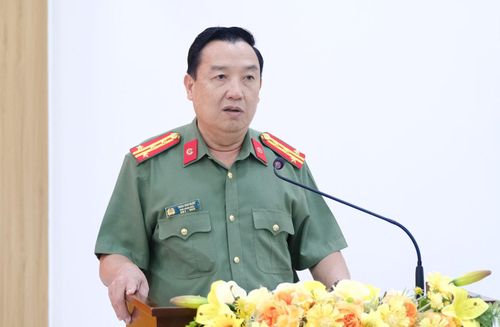 Đại tá Trần Văn Mười, Phó Giám đốc Công an tỉnh Lâm Đồng phát biểu tham luận tại hội nghị