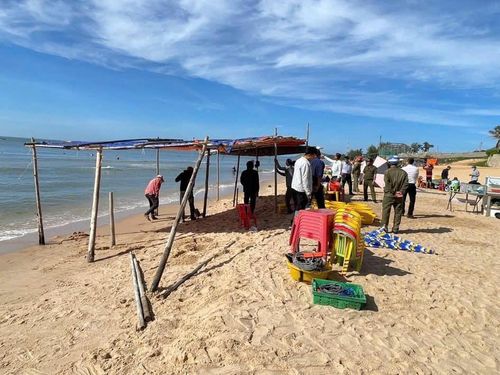 Việc tháo dỡ các mái che, chòi tạm nhằm trả lại không gian thông thoáng cho bãi biển