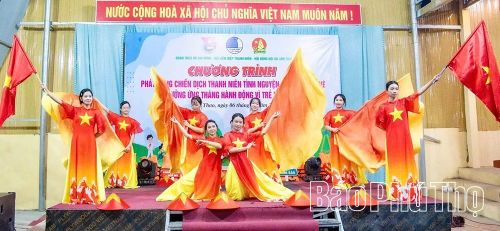 Đoàn viên thanh niên xã Lâm Thao biểu diễn văn nghệ, góp phần nâng cao đời sống tinh thần.
