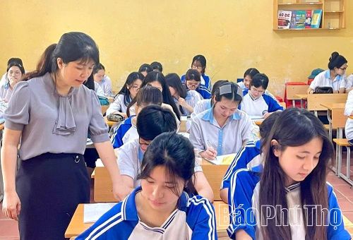 Cô và trò Trường THPT Long Châu Sa thi đua dạy tốt, học tốt.