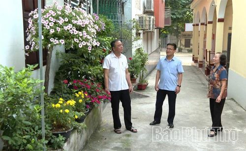 Đồng chí Đinh Hoàng Giang - Phó Chủ tịch UBND phường Phú Thọ trao đổi với người dân Tổ dân phố Hùng Vương.