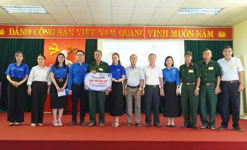 Ban Tổ chức tặng quà tri ân người có công - Ảnh: H.L