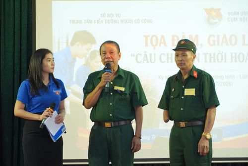 Các nhân chứng lịch sử chia sẻ kỷ niệm về một thời hoa lửa với chương trình - Ảnh: H.L
