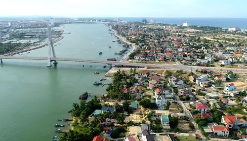 Việc bàn giao 100% mặt bằng cho dự án liên quan cầu Nhật Lệ 3 đã tháo gỡ “điểm nghẽn” cuối cùng, góp phần hoàn thiện hạ tầng giao thông, mở ra không gian phát triển mới, thúc đẩy phát triển kinh tế-xã hội của địa phương - Ảnh: P.V