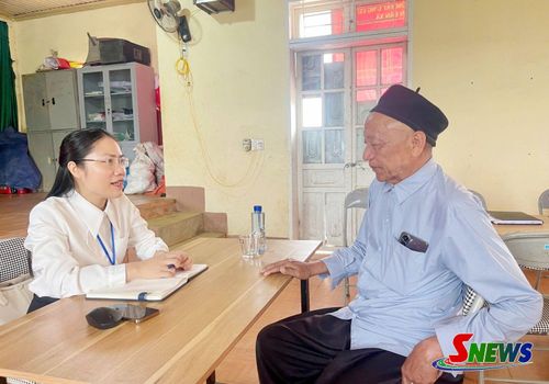 Đồng chí Chủ tịch UBND xã Gia Phù tiếp công dân lưu động tại bản Chèo Bau.