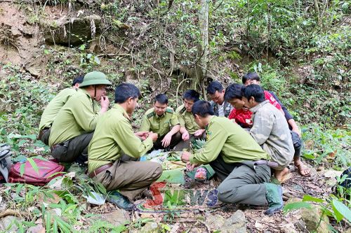 Bữa ăn giữ rừng của cán bộ Ban Quản lý rừng đặc dụng phòng hộ Sốp Cộp và nhân dân.