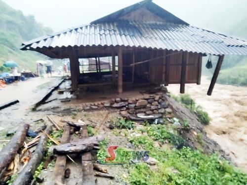 Nhà ở của người dân xã Chiềng Hoa bị sạt lở. Ảnh: Xã Chiềng Hoa
