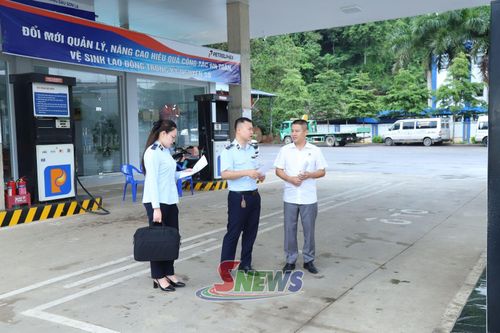 Đội Quản lý thị trường số 1 kiểm tra hoạt động kinh doanh xăng dầu tại Cửa hàng kinh doanh xăng dầu số 11 Petrolimex Sơn La, phường Chiềng Sinh. 