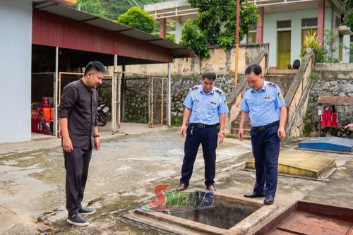 Đội Quản lý thị trường số 6 kiểm tra hoạt động kinh doanh xăng dầu tại Cửa hàng kinh doanh xăng dầu số 18, xã Sông Mã.