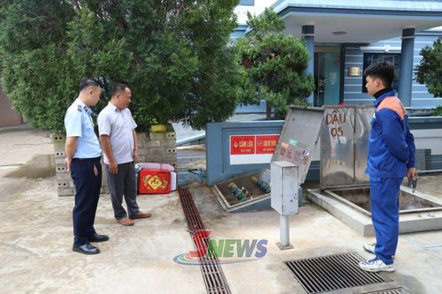 Đội quản lý thị trường số 1 kiểm tra bể chứa xăng dầu tại cửa hàng xăng dầu Công ty TNHH Thương mại Trường Hải tại phường Chiềng Sinh.