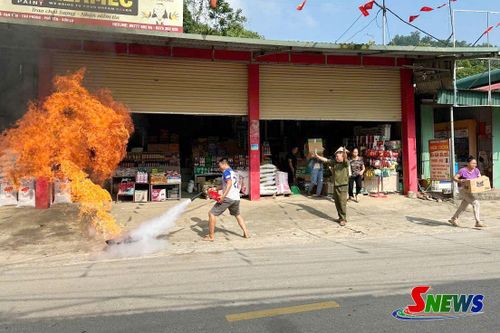 Công an xã Tân Phong tổ chức cho nhân dân diễn tập phòng cháy chữa cháy.