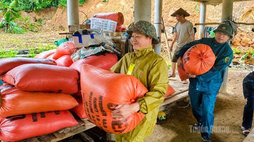 Công an xã Tiên Yên hỗ trợ di chuyển tài sản của Nhân dân đến các điểm tránh trú an toàn.