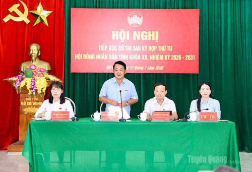 Bí thư Tỉnh ủy Hầu A Lềnh phát biểu tại buổi tiếp xúc .